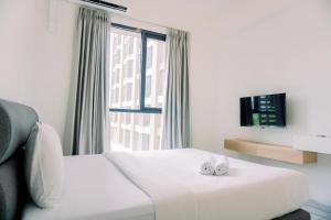 Warm and Simply Studio Room Sky House Alam Sutera Apartment By Travelio
