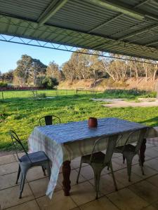 Cosy, historic and affordable entire cottage - 3 bedroom, 2 bathroom - 5kms from Castlemaine, 2kms from Calder