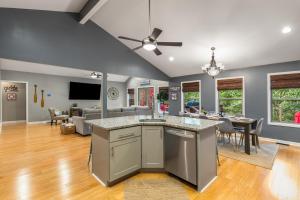 4bd Waterfront House in Lake Lanier with HotTub, FirePit, Wifi, Ping Pong and 2 Kaya