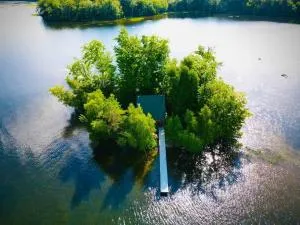 Log Cabin at Naughty Dog Private Island - 刘易斯顿