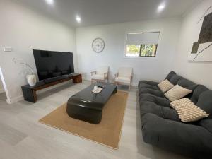 Mirrabooka Magic - Luxury By The Lake - Pet Friendly