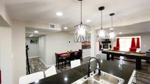 Private Home - Heated Pool, Billiards, Darts, Foosball, Fireplace, 5 Smart TVs, BBQ, Cotton Bedding - The Saguaro Sanctuary, Pool Heat Optional