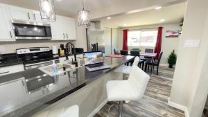 Private Home - Heated Pool, Billiards, Darts, Foosball, Fireplace, 5 Smart TVs, BBQ, Cotton Bedding - The Saguaro Sanctuary, Pool Heat Optional