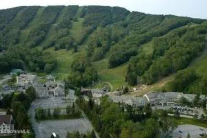 Mountain View Suite at Jiminy Peak - Ski On Off - Near Elevator Pool and Lobby - New Ashford