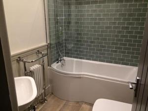 Deluxe King Room room in Crofters Lodge