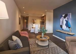 Caluce Apt 4D by Letoh