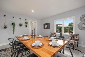 Sunset Point - Spacious 4-bedroom house in Elkhart with WiFi, AC, Swim Spa