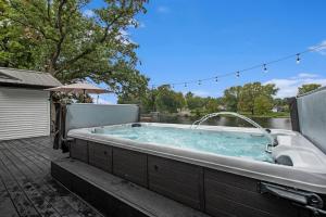 Sunset Point - Spacious 4-bedroom house in Elkhart with WiFi, AC, Swim Spa