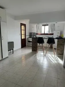 Casa grande, cómoda y luminosa con terraza, balcón y parrilla, hasta 6 huéspedes - Peralta Ramos