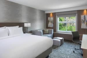 King Room room in Courtyard by Marriott Edgewater NYC Area