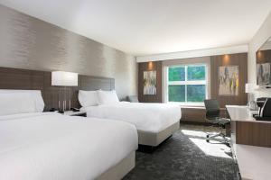 Queen Room room in Courtyard by Marriott Edgewater NYC Area