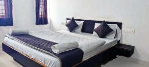 Savanur Deluxe Lodge