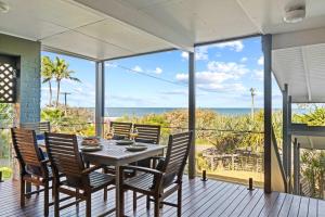Caloundra Retro Beach House in Front of Ocean