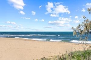 Caloundra Retro Beach House in Front of Ocean
