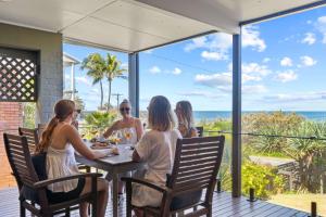 Caloundra Retro Beach House in Front of Ocean