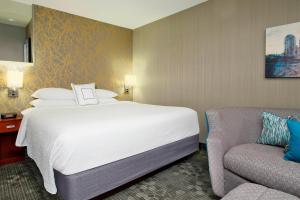 King Room with Sofa Bed room in Courtyard Atlanta Airport West