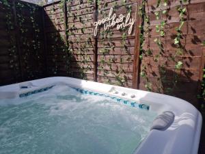 The Penny Blue Apartment With Private Hot Tub