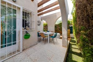 Elegant Bungalow with Jacuzzi Villa Loi Charls in Torrevieja