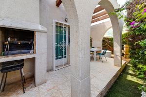 Elegant Bungalow with Jacuzzi Villa Loi Charls in Torrevieja