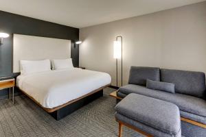 King Room with Sofa Bed room in Courtyard Lexington South/Hamburg Place