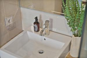 Hanae by Kozystay - Kuningan