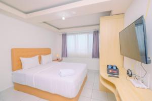 Warm and Comfortable Studio at Amethyst Apartment By Travelio