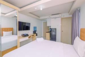 Warm and Comfortable Studio at Amethyst Apartment By Travelio