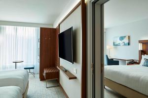 King Guest Room room in Courtyard by Marriott Luton Airport