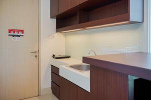 Comfy and Nice Studio at Tree Park City BSD Apartment By Travelio