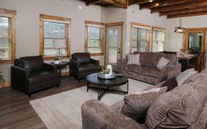 Moonlit Lodge - Hot Tub, Modern Vibes & Firepit