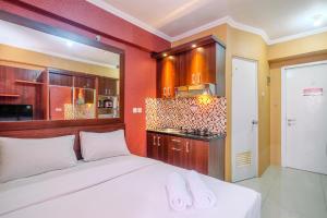 Fancy and Nice Studio at Green Pramuka City Apartment By Travelio