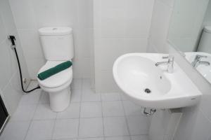 Comfort and Cozy Studio at Casa De Parco Apartment By Travelio