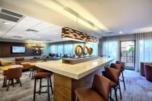 麦卡伦万怡酒店 - 雷诺萨