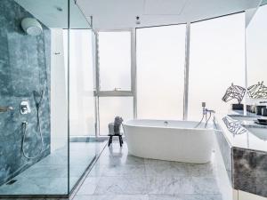 Modern & Bright Canal View 2BR Near Dubai Mall by Vibel