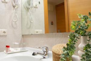 Double or Twin Room with Extra Bed room in Hotel Condes de Haro