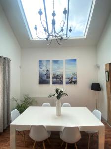 The Old Coach House: Luxury Harbourside Apartment