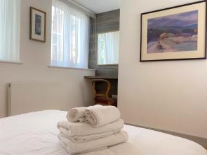 The Old Coach House: Luxury Harbourside Apartment