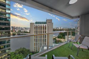 A Touch of Class - 2Bed-2Bath-1Car-Balcony-Views - CBD