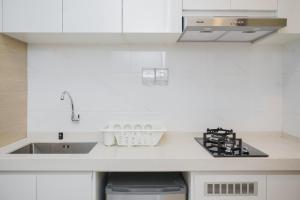 Comfortable and Simply Studio at Sky House BSD Apartment By Travelio