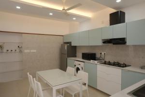 Opel Homes - Family Retreat Near Airport