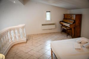 Villas Shirley - Villa for 10 Pool Terrace - by TGB : photos des chambres