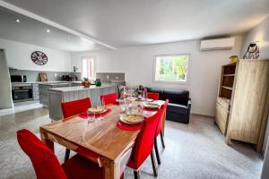 Shirley - Villa for 10 Pool Terrace - by TGB