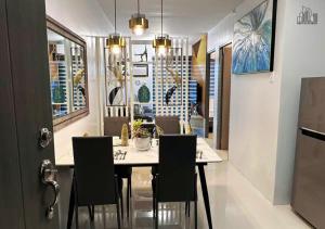 Palawan Family Getaway 2BR Condo with a Balcony, FREE Pool, Gym, Parking - B2 5Moonstone