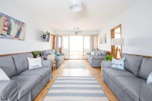 Bright & Dreamy On the Beach Garden & Balcony