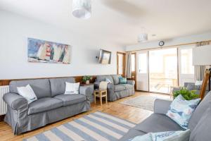 Bright & Dreamy On the Beach Garden & Balcony