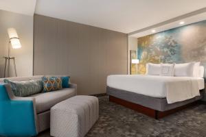 King Guest Room with Sofa Bed room in Courtyard by Marriott St Paul Woodbury