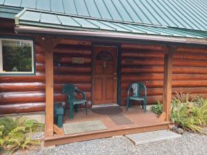 Two Bedroom Real Log Cabin with WIFI and EV Char ger