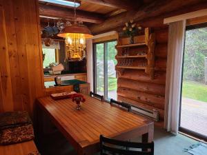 Two Bedroom Real Log Cabin with WIFI and EV Char ger