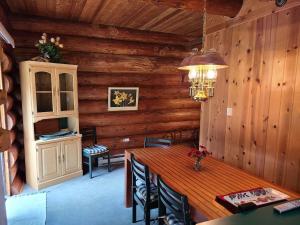 Two Bedroom Real Log Cabin with WIFI and EV Char ger