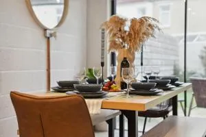 4 Bed Stylish Townhouse, Spacious Open Plan & great for Groups Parking available, Sleeps 9! Portsmouth - EASTER SPECIAL OFFER! - by Blue Puffin Stays - Eastney